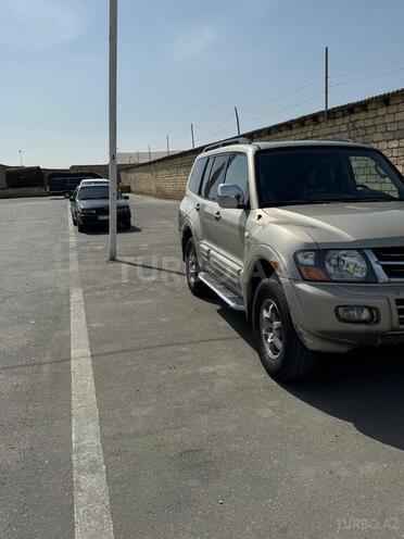 Mitsubishi Pajero-4