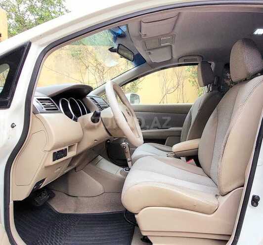 Nissan Tiida-13