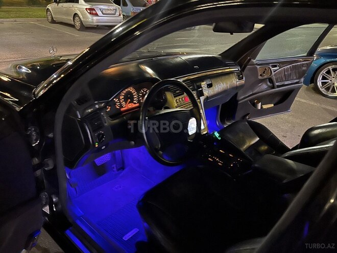 Mercedes E 280-11