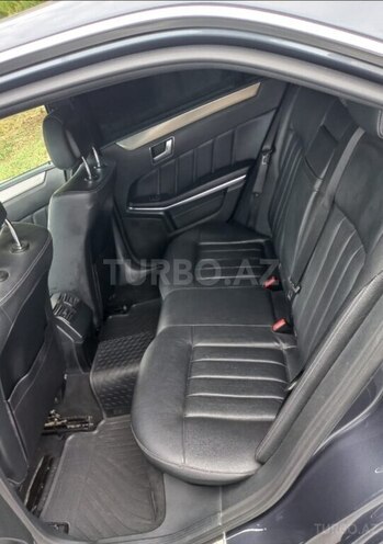 Mercedes E 220-11