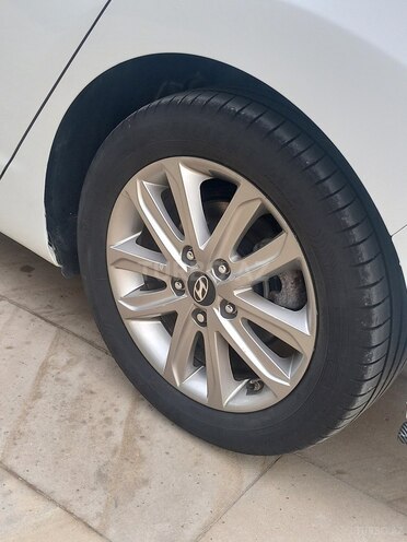 Hyundai Elantra-11