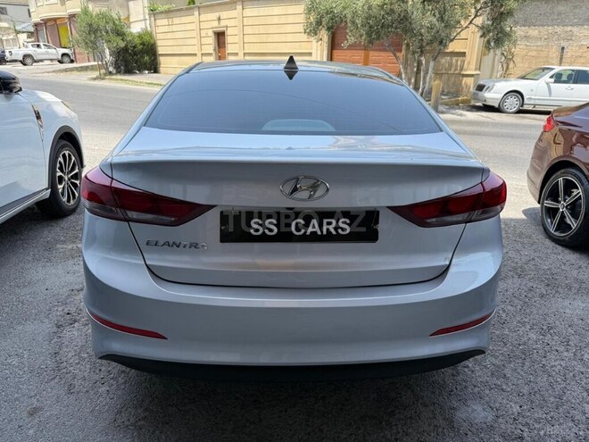 Hyundai Elantra-8