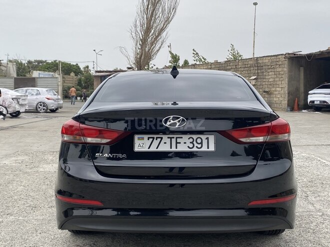 Hyundai Elantra-4