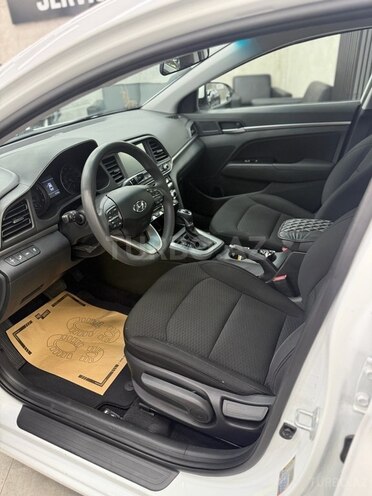 Hyundai Elantra-12