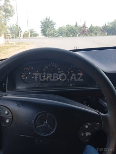 Mercedes E 220 1992, 330,000 km - 2.2 l - Saatlı