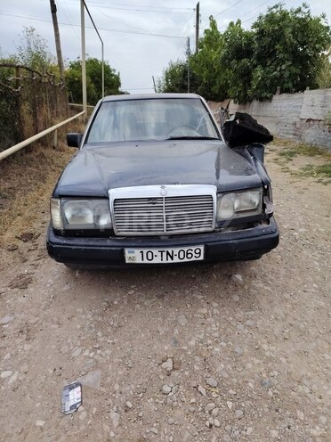 Mercedes E 200 1990, 260,000 km - 2.0 l - İsmayıllı