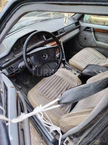 Mercedes E 200 1990, 260,000 km - 2.0 l - İsmayıllı