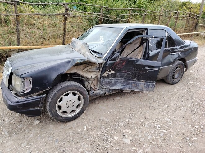 Mercedes E 200 1990, 260,000 km - 2.0 l - İsmayıllı