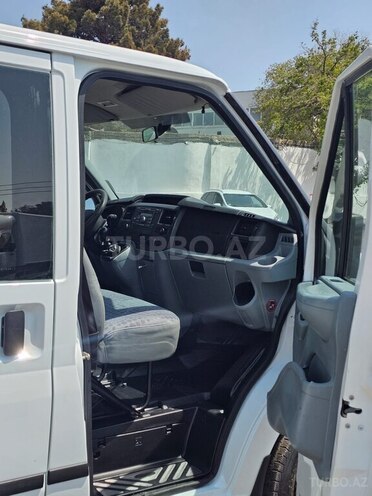Ford Transit-7