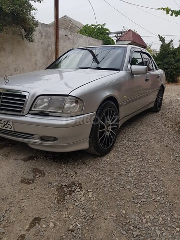 Mercedes C 220 d-4