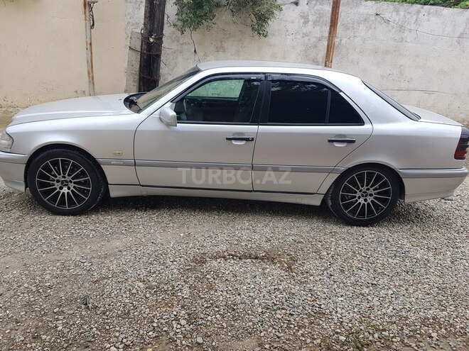 Mercedes C 220 d-3