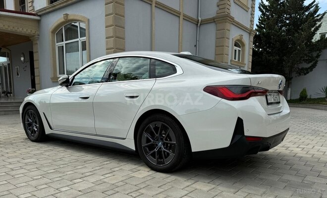 BMW i4-4