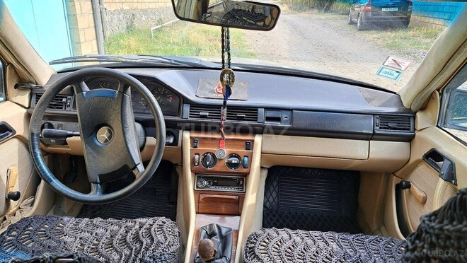 Mercedes E 230 1987, 258,000 km - 2.3 l - Gəncə