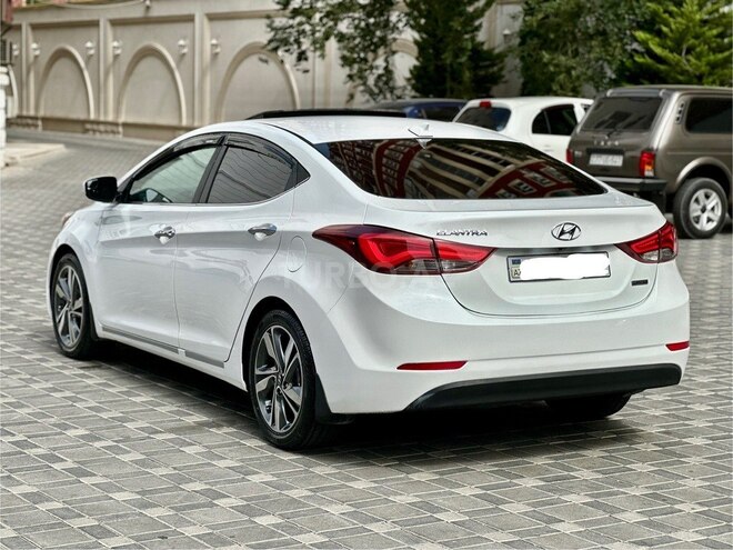 Hyundai Elantra-12