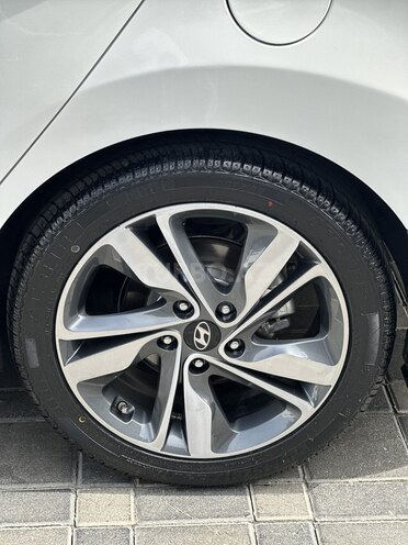 Hyundai Elantra-13