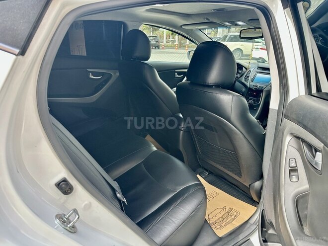 Hyundai Elantra-16