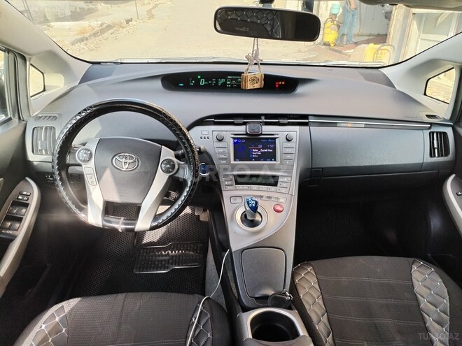 Toyota Prius-7