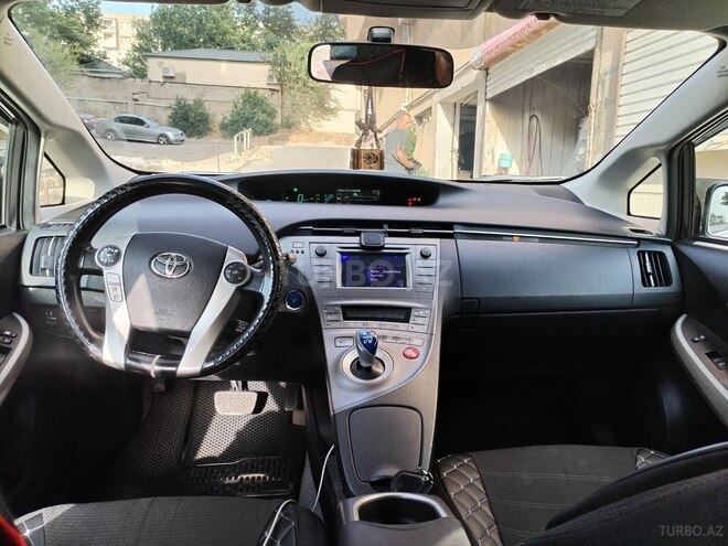 Toyota Prius-8