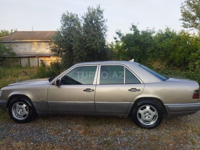 Mercedes E 220 1995, 490,000 km - 2.2 l - Beyləqan
