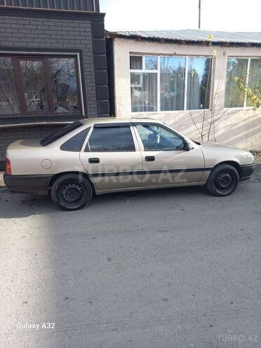 Opel Vectra 1992, 290,000 km - 1.6 l - Zaqatala