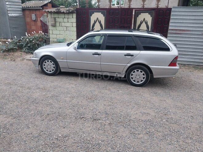 Mercedes C 220 d-3