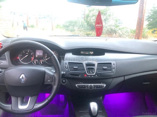 Renault Laguna-11