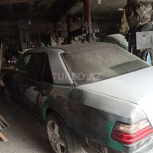Mercedes E 220 1993, 378,737 km - 2.2 л - Qusar
