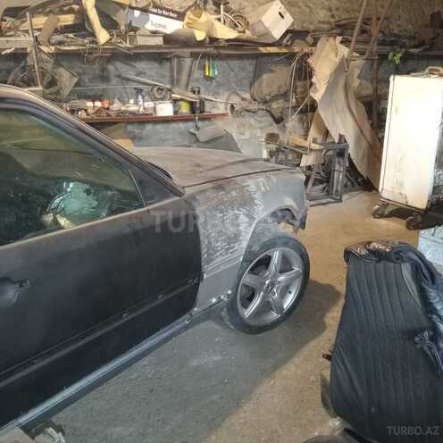Mercedes E 220 1993, 378,737 km - 2.2 л - Qusar