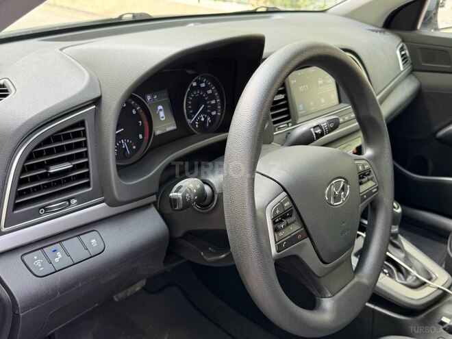 Hyundai Elantra-11