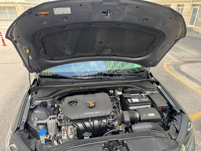 Hyundai Elantra-13