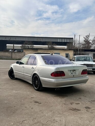 Mercedes E 240 1999, 423,555 km - 2.4 l - Saatlı