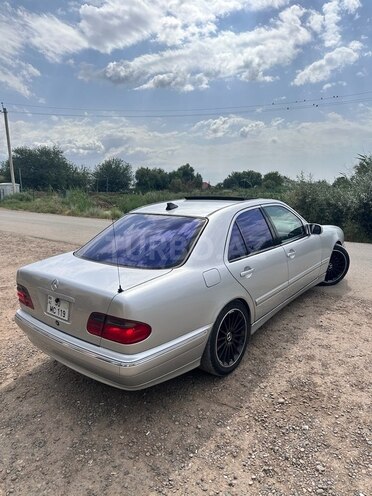Mercedes E 240 1999, 423,555 km - 2.4 l - Saatlı