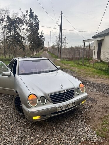 Mercedes E 240 1999, 423,555 km - 2.4 l - Saatlı