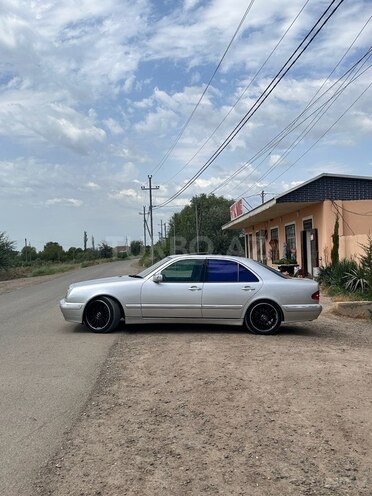 Mercedes E 240 1999, 423,555 km - 2.4 l - Saatlı