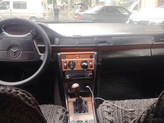 Mercedes E 250 1993, 817,229 km - 2.5 l - Şəki