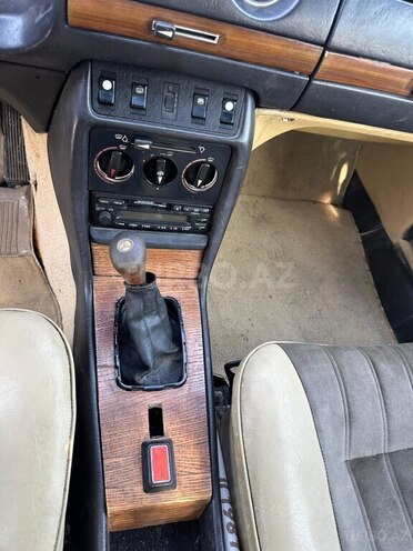 Mercedes E 230 1981, 300,000 km - 2.3 л - Bakı