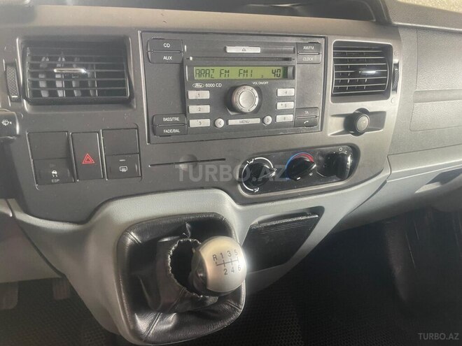 Ford Transit-12