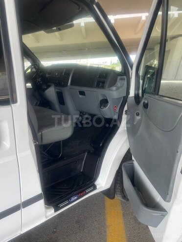 Ford Transit-13