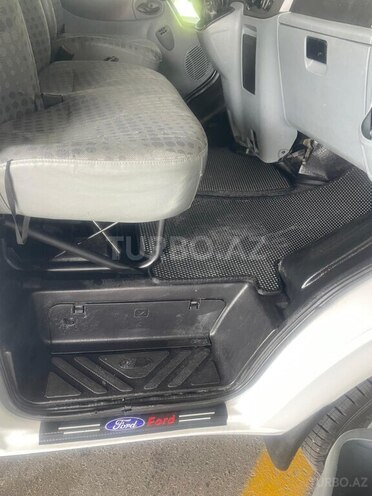Ford Transit-17