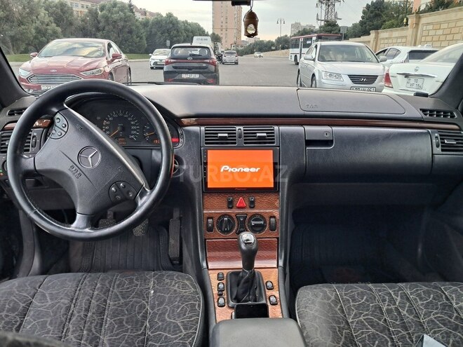 Mercedes E 200 1997, 235,000 km - 2.0 l - Bakı
