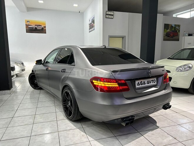 Mercedes E 220-11