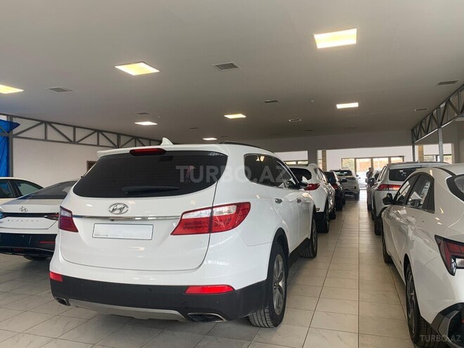 Hyundai Grand Santa Fe-4