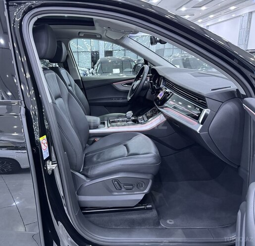 Audi Q7-12