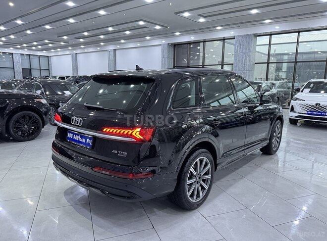 Audi Q7-5