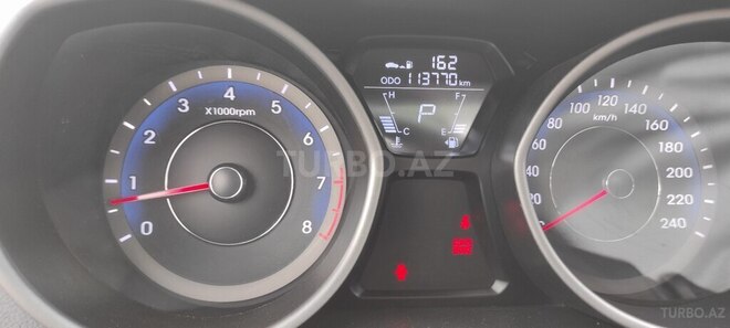 Hyundai Elantra-13
