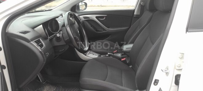 Hyundai Elantra-17