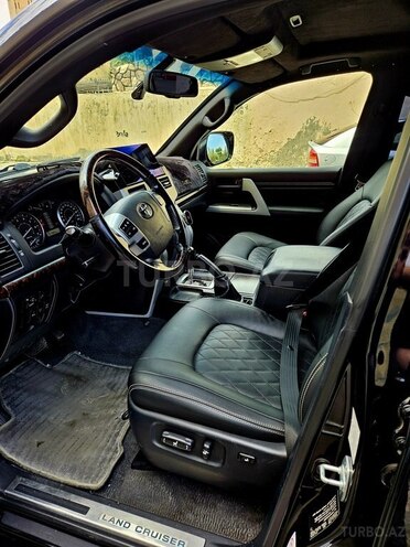 Toyota Land Cruiser-7