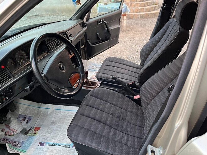 Mercedes 190 1992, 200,000 km - 1.8 l - Qusar