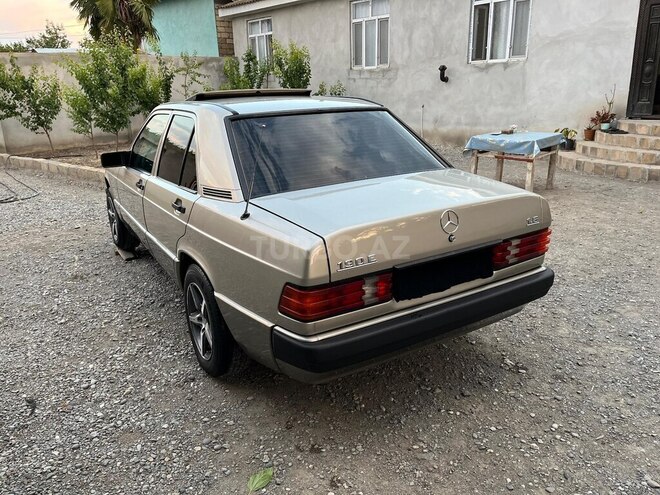 Mercedes 190 1992, 200,000 km - 1.8 l - Qusar