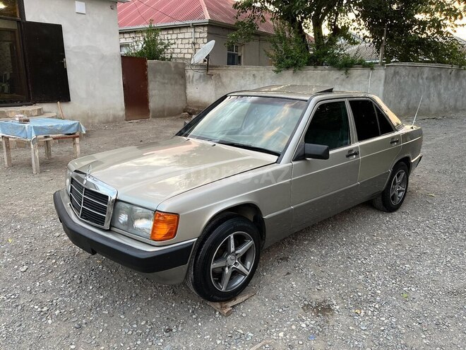 Mercedes 190 1992, 200,000 km - 1.8 l - Qusar